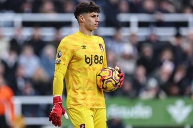 Bournemouth 'dan Kepa Arrizabalaga Premier Lig maçı sırasında topla birlikte 18 Ocak 2025' te St. James 's Park, Newcastle' da Newcastle Bournemouth 'a karşı.