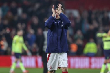 Nottingham Ormanı 'ndan Chris Wood, Premier League maçından sonra Nottingham Forest ile Southampton City Ground, Nottingham, İngiltere' de oynanan maçta taraftarları alkışlıyor.