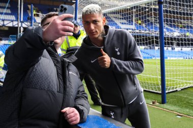 Tottenham Hotspur takımından Richarlison, Everton Tottenham Hotspur 'a karşı 19 Ocak 2025' te Goodison Park, Liverpool 'da oynanan Premier League maçı öncesinde Everton taraftarı ile bir fotoğraf için poz verdi.