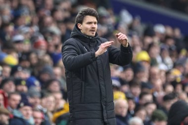 Sheffield Wednesday 'in Danny Rhl teknik direktörü, 19 Ocak 2025' te Leeds United ve Sheffield 'ın oynadığı Elland Road, Leeds, İngiltere maçında teknik alanda tepki gösterdi.