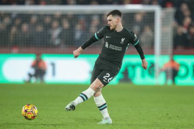 Liverpool 'dan Andrew Robertson 18 Ocak 2025' te İngiltere 'deki Gtech Community Stadyumu' nda oynanan Premier League karşılaşmasında pas veriyor.