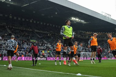 Newcastle United 'dan Sandro Tonali Premier League maçı sırasında İngiltere' nin Newcastle şehrinde oynanan St.James 's Park' ta oynanan Newcastle United maçında ısınma turunda