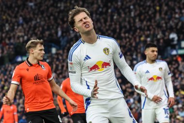 Leeds United takımından Joe Rodon, 19 Ocak 2025 'te Leeds Road, İngiltere' de oynanan ve Leeds United 'ın Sheffield' a karşı oynadığı maçta kaçırdığı golün ardından tepki gösterdi.