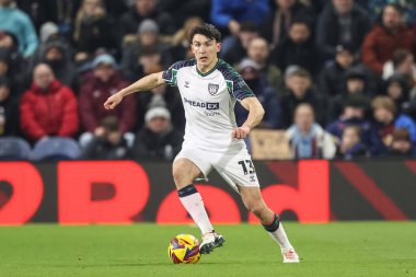 Sunderland 'dan Luke O' Nien 17 Ocak 2025 'te Burnley' e karşı Turf Moor, Burnley, Birleşik Krallık 'ta oynanan Gökyüzü İddia Şampiyonası maçında topla birlikte.
