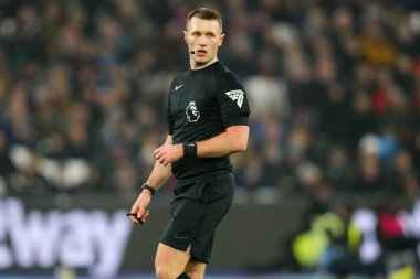 Hakem Thomas Bramall 18 Ocak 2025 'te Londra Stadyumu' nda oynanan Premier League maçında West Ham United ve Crystal Palace maçını izliyor.