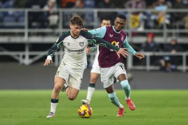 Sunderland 'dan Dennis Cirkin, Burnley' li Jaidon Anthony 'yi 17 Ocak 2025' te Burnley-Sunderland maçında durdurdu.