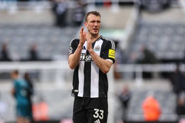 Newcastle United takımından Dan Burn, 18 Ocak 2025 'te İngiltere' nin Newcastle kentinde oynanan Premier League maçında Newcastle United ile Bournemouth arasındaki düdük sesinden sonra taraftarları alkışlıyor.