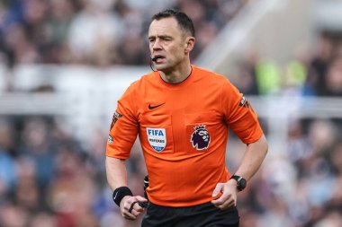 Hakem Stuart Attwell Premier Lig maçı sırasında Newcastle United, Bournemouth 'a karşı St. James' s Park, Newcastle, İngiltere, 18 Ocak 2025