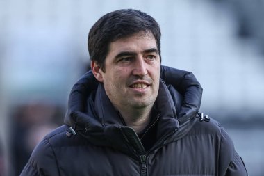 Bournemouth 'un Andoni Iraola teknik direktörü, 18 Ocak 2025 tarihinde İngiltere' deki St. James 's Park, Newcastle, İngiltere' de oynanan Premier League karşılaşmasında Newcastle United 'a karşı Bournemouth maçına geldi.