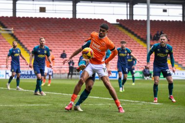 Blackpool 'dan Ashley Fletcher, 18 Ocak 2025' te Bloomfield Road, Blackpool 'da oynanan Blackpool-Huddersfield maçında Huddersfield Town' dan Huddersfield Town 'a karşı Huddersfield Town maçında Huddersfield Town' dan Matty Pearson 'ı geride bıraktı.