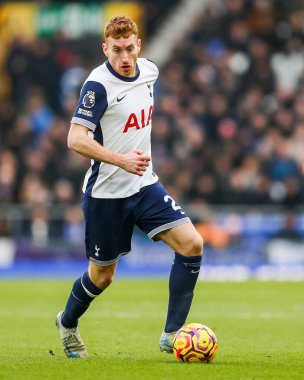 Tottenham Hotspur takımından Dejan Kulusevski, 19 Ocak 2025 'te Goodison Park, Liverpool' da oynanan Premier League maçında topla koşuyor.