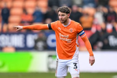 Blackpool 'dan James Husband takımına, 18 Ocak 2025' te Bloomfield Road, Blackpool 'da oynanan Blackpool-Huddersfield maçında talimat veriyor.