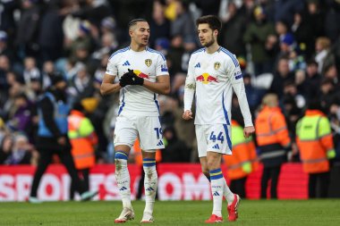Leeds United 'dan Mateo Joseph ve Leeds United' tan Ilia Gruev, 19 Ocak 2025 'te Leeds Road, İngiltere' de oynanan ve Leeds United 'ın Sheffield' a karşı oynadığı maçtaki son düdük düdüğünün ardından