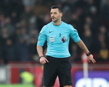 Hakem Andy Madley Premier Lig maçı sırasında Brentford Liverpool 'a karşı Gtech Community Stadyumu, Londra, İngiltere, 18 Ocak 2025