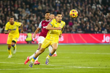 Crystal Palace 'dan Daniel Munoz, 18 Ocak 2025' te Londra Stadyumu 'nda oynanan Premier League maçı sırasında topu atıyor.