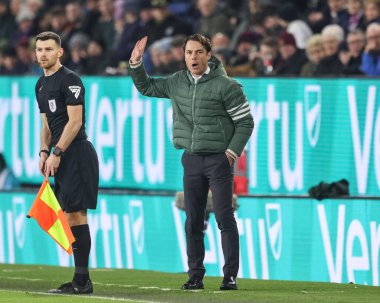 Burnley teknik direktörü Burnley 'nin 17 Ocak 2025' te Burnley 'e karşı Turf Moor, Burnley' de oynadığı Sky Bet Şampiyonası maçında teknik alanda tepki gösterdi.