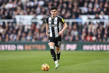 Newcastle United takımından Tino Livramento, 18 Ocak 2025 'te St. James' s Park, Newcastle, İngiltere 'de oynanan Premier League maçı sırasında topu bırakıyor.