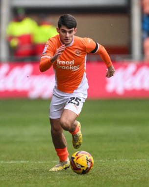 Blackpool 'dan Rob Apter 18 Ocak 2025' te Bloomfield Road, Blackpool 'da oynanan Blackpool-Huddersfield Town maçında topa vuruyor.