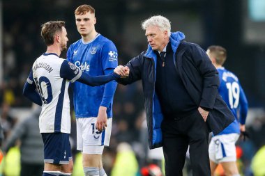 Tottenham Hotspur 'dan James Maddison, Everton Tottenham Hotspur' a karşı 19 Ocak 2025 tarihinde Goodison Park, Liverpool, İngiltere 'de oynanan Premier League maçında Everton' dan David Moyes 'u kabul etti.