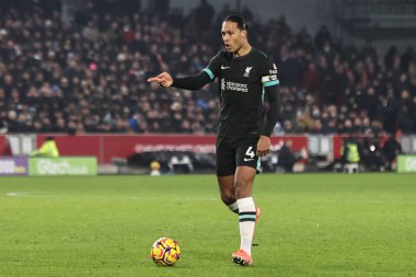 Liverpool 'dan Virgil van Dijk, 18 Ocak 2025' te Londra 'daki Gtech Community Stadyumu' nda oynanan Premier League karşılaşmasında takımına talimat verir.