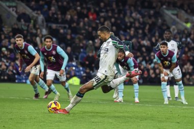 Sunderland 'dan Wilson Isidor ikinci penaltıyı aldı ve Burnley' den James Trafford 17 Ocak 2025 'te Burnley-Sunderland Turf Moor, Burnley maçında ikinci kez kurtardı.