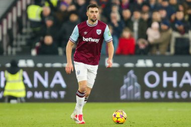 West Ham United takımından Maximilian Kilman 18 Ocak 2025 'te Londra' daki Londra Stadyumu 'nda oynanan Premier League maçında topla koşuyor.