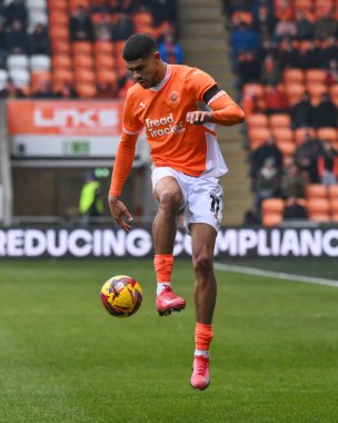 Blackpool takımından Ashley Fletcher 18 Ocak 2025 'te Bloomfield Road, Blackpool' da oynanan Blackpool-Huddersfield maçında topu kontrol ediyor.