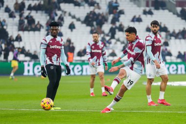 West Ham United takımından Edson Alvarez, 18 Ocak 2025 'te Londra' daki Londra Stadyumu 'nda oynanan Premier League karşılaşması öncesinde ısınıyor.