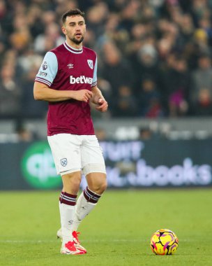 West Ham United takımından Maximilian Kilman 18 Ocak 2025 'te Londra' daki Londra Stadyumu 'nda oynanan Premier League maçında pas attı.