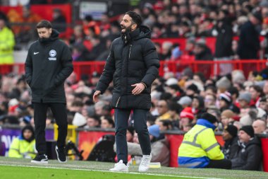 Manchester United takımının Ruben Amorim Menajeri, Manchester United ve Hove Albion 'a karşı 19 Ocak 2025 tarihinde Old Trafford, Manchester, İngiltere' de oynanan Premier League maçında takım talimatlarını verdi.