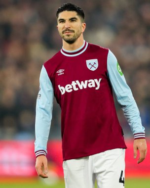 West Ham United takımından Carlos Soler, 18 Ocak 2025 'te Londra Stadyumu' nda oynanan Premier League maçı sırasında izlemektedir.