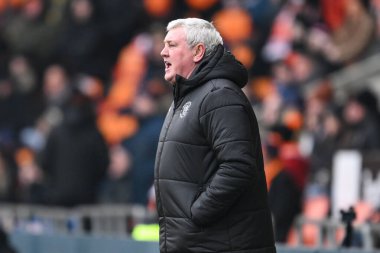 Blackpool 'un baş antrenörü Steve Bruce takımına 18 Ocak 2025' te Bloomfield Road, Blackpool 'da oynanan Blackpool-Huddersfield maçında talimat veriyor.