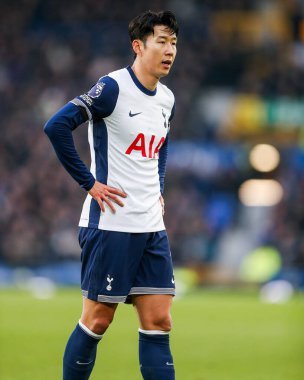 Tottenham Hotspur 'dan Archie Gray, 19 Ocak 2025' te Goodison Park, Liverpool 'da oynanan Premier League maçında topu geçti.