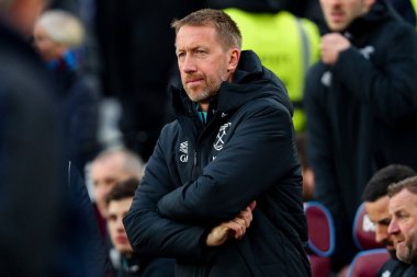 West Ham United takımından Graham Potter, 18 Ocak 2025 'te Londra Stadyumu' nda oynanan Premier League maçından önce maçı izliyor.
