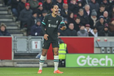 Liverpool 'dan Virgil van Dijk, 18 Ocak 2025' te Londra 'daki Gtech Community Stadyumu' nda oynanan Premier League karşılaşmasında takımına talimat verir.