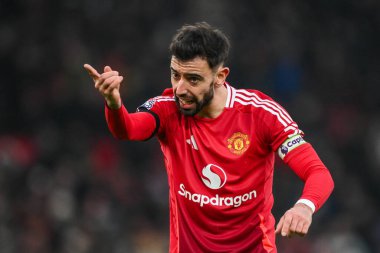 Manchester United 'dan Bruno Fernandes, Premier Lig maçında takım talimatlarını veriyor Manchester United ve Hove Albion' a karşı Old Trafford, Manchester, İngiltere, 19 Ocak 2025