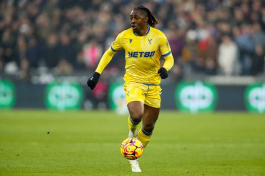 Crystal Palace 'dan Eberechi Eze 18 Ocak 2025' te Londra 'daki Londra Stadyumu' nda oynanan Premier League maçında topla koşuyor.