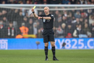 Hakem Anthony Taylor, 19 Ocak 2025 'te Nottingham Forest' a karşı Southampton City Ground, Nottingham, İngiltere 'de oynanan Premier League maçında Southampton' dan Kyle Walker-Peters 'a sarı kart verdi.