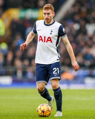 Tottenham Hotspur takımından Dejan Kulusevski, 19 Ocak 2025 'te Goodison Park, Liverpool' da oynanan Premier League maçında topla koşuyor.