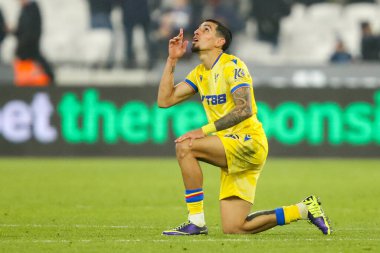 Crystal Palace 'dan Daniel Munoz, 18 Ocak 2025' te Londra 'daki Londra Stadyumu' nda oynanan Premier League maçı sonrasında kazandığı galibiyeti kutluyor.