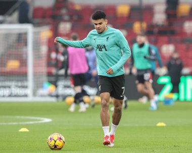Liverpool 'dan Luis Daz Premier Lig karşılaşmasında Brentford' a karşı Liverpool maçında 18 Ocak 2025 'te Londra' daki Gtech Community Stadyumu 'nda ısınma turunda