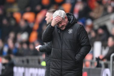 18 Ocak 2025 'te Bloomfield Road, Blackpool' da oynanan Blackpool-Huddersfield Town maçında, Blackpool 'un baş antrenörü Steve Bruce tepki gösterdi.