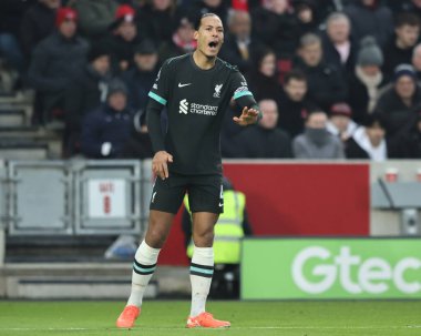 Liverpool 'dan Virgil van Dijk Premier League maçı sırasında Brentford-Liverpool maçı sırasında Gtech Community Stadyumu, Londra, Birleşik Krallık, 18 Ocak 2025