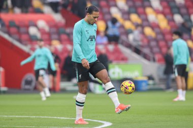 Liverpool 'dan Virgil van Dijk Premier Lig maçı sırasındaki ısınma turunda Brentford Liverpool' a karşı Gtech Community Stadyumu, Londra, İngiltere, 18 Ocak 2025