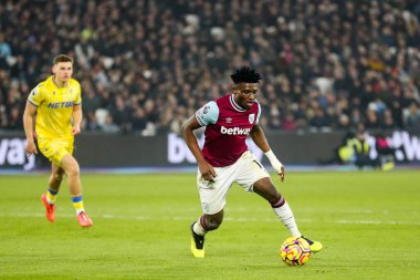 West Ham United takımından Muhammed Kudus 18 Ocak 2025 'te Londra' daki Londra Stadyumu 'nda oynanan Premier League maçı sırasında topu bırakıyor.