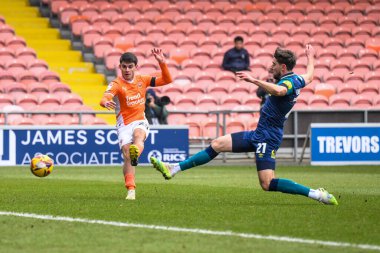 Blackpool 'dan Rob Apter 18 Ocak 2025' te Bloomfield Road, Blackpool 'da oynanan Blackpool-Huddersfield Town maçında gol atarken görülüyor.