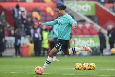 Liverpool 'dan Virgil van Dijk Premier Lig maçı sırasındaki ısınma turunda Brentford Liverpool' a karşı Gtech Community Stadyumu, Londra, İngiltere, 18 Ocak 2025