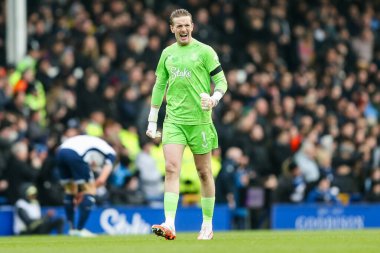 Everton 'dan Jordan Pickford, Premier League maçında Everton Tottenham Hotspur' a karşı 19 Ocak 2025 'te Goodison Park, Liverpool, İngiltere' de oynadığı ikinci golü kutluyor.