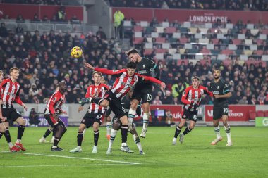 Liverpool 'dan Alexis Mac Allister, 18 Ocak 2025' te İngiltere 'deki The Gtech Community Stadyumu' nda oynanan Premier League karşılaşmasında Brentford-Liverpool maçında köşeden kaleye doğru ilerliyor.