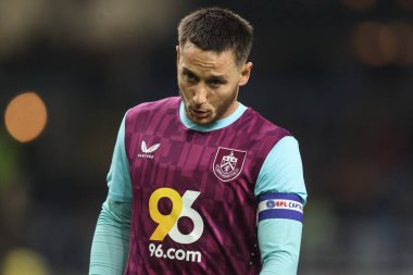Burnley takımından Josh Brownhill 17 Ocak 2025 'te Burnley' e karşı Turf Moor, Burnley, İngiltere 'de oynanan Gökyüzü İddia Şampiyonası maçında